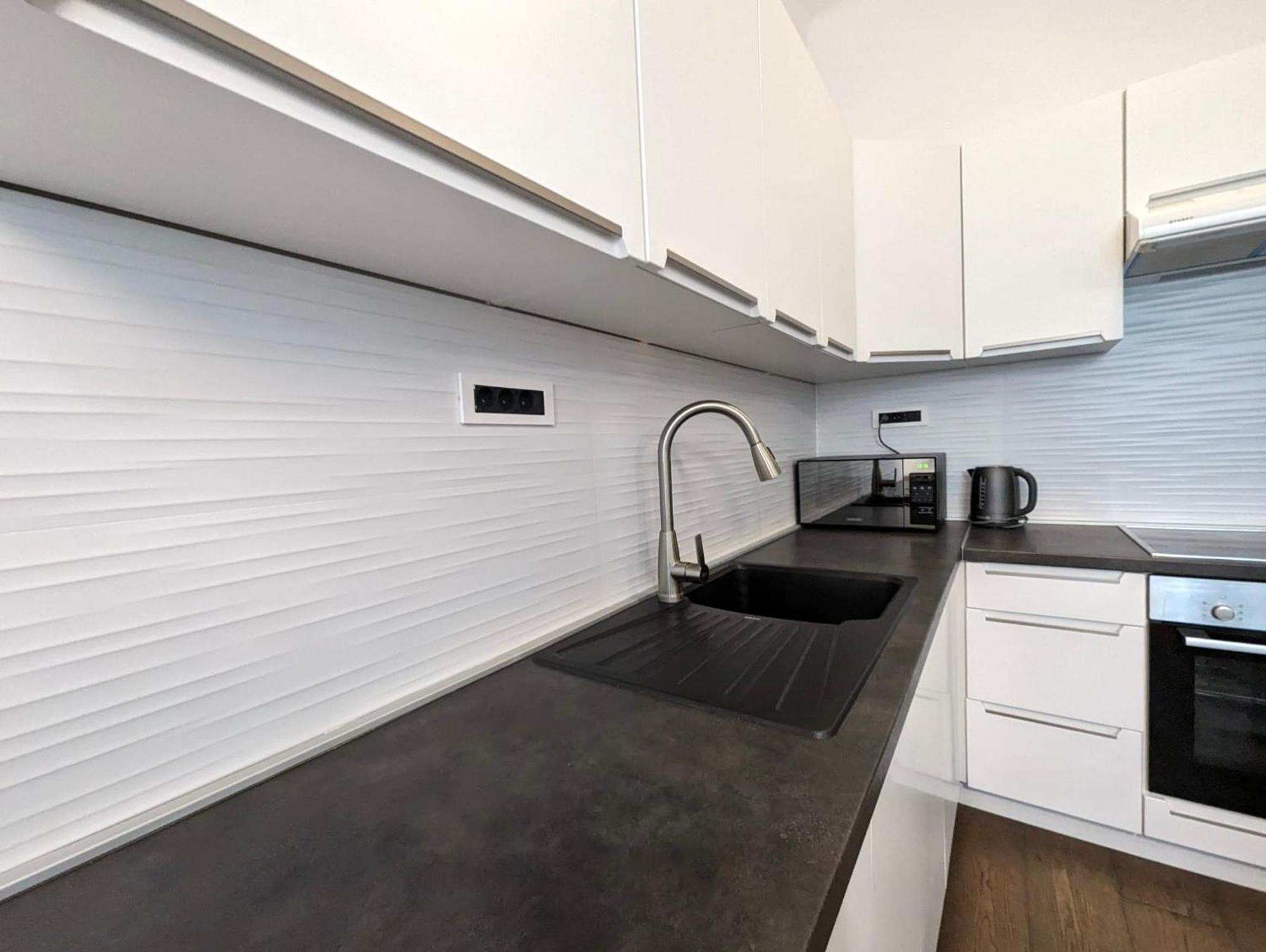 Fantabulous Downtown Abode W King Bed, 65" Tv, Washer And Tumble Dryer 자그레브 외부 사진