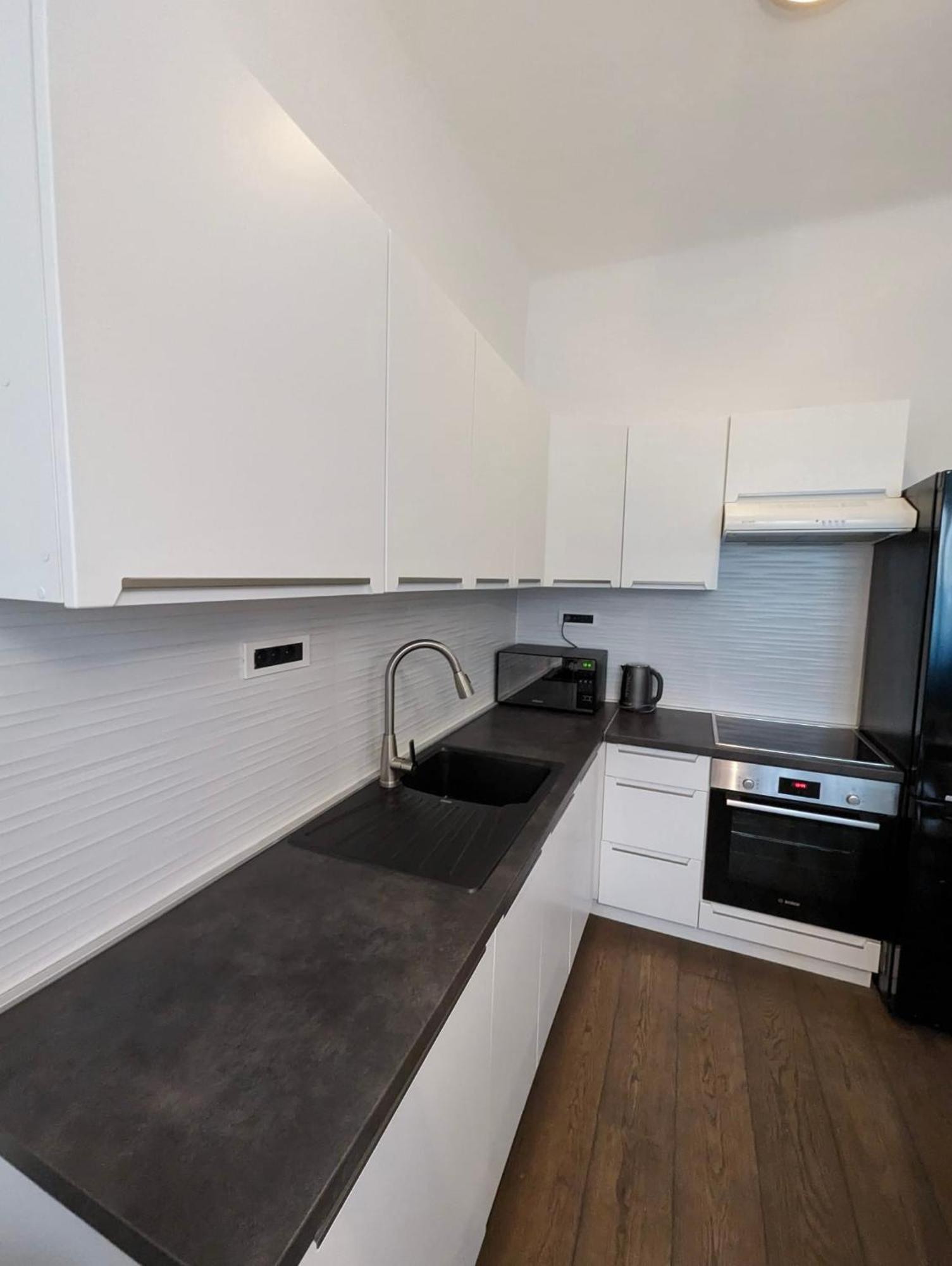 Fantabulous Downtown Abode W King Bed, 65" Tv, Washer And Tumble Dryer 자그레브 외부 사진