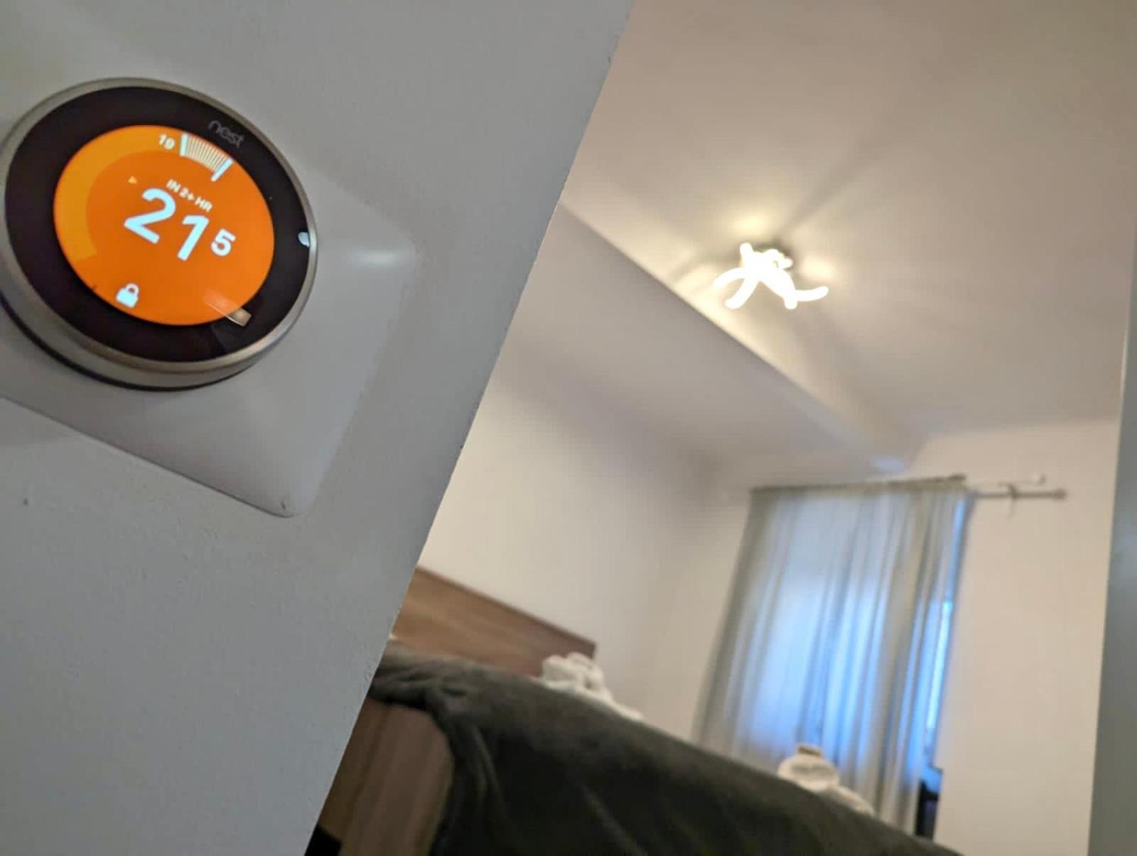 Fantabulous Downtown Abode W King Bed, 65" Tv, Washer And Tumble Dryer 자그레브 외부 사진